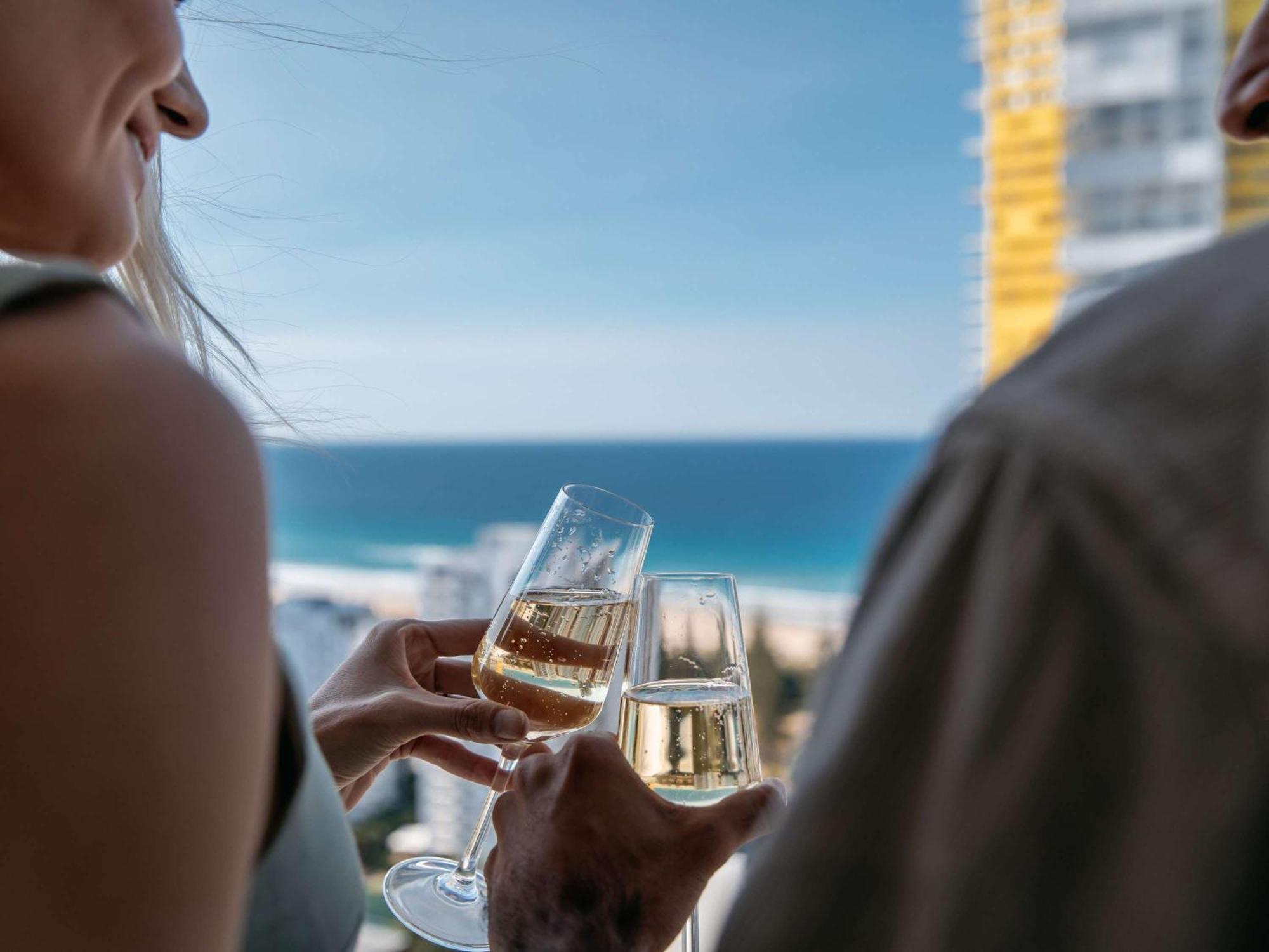 Sofitel Gold Coast Broadbeach Exterior foto A couple drinking champagne